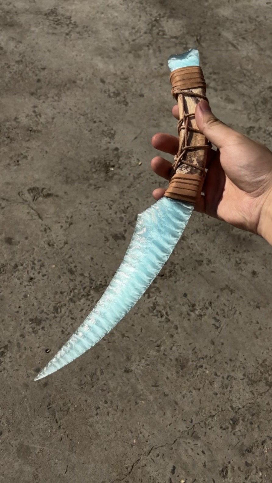A Beautiful Lake Blue Cat’s Eye Knife