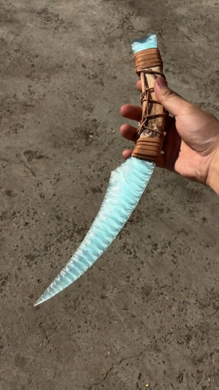 A Beautiful Lake Blue Cat’s Eye Knife